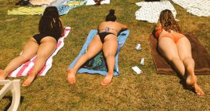 foto amateur Now THIS is my kind of picnic! 3 thick, wonderful asses