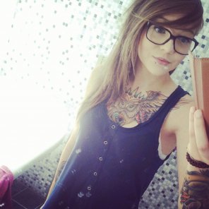 foto amadora Pretty girl with ink and glasses