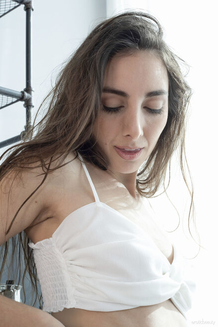 EB_Naked--Alone_Ana-BB_medium_0012