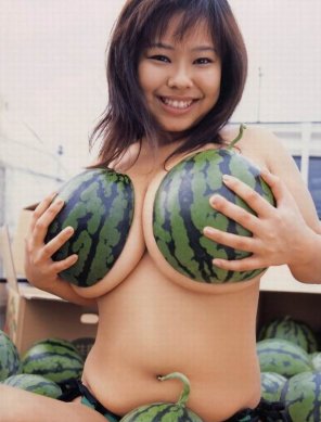 アマチュア写真 who want to eat watermelon?