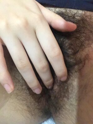 amateurfoto Girlfriend showing off her hairy pussy and tits