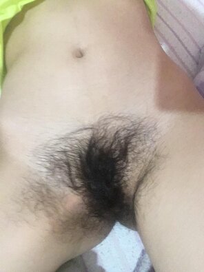 foto amatoriale Girlfriend showing off her hairy pussy and tits