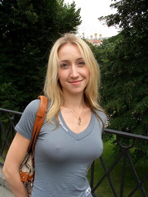 foto amateur blonde-amateur-russian-outdoor-boobs-naked-jeans-public-03-800x1067