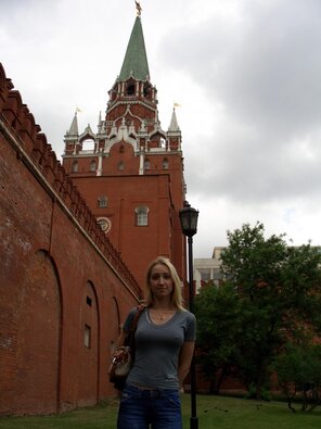 zdjęcie amatorskie blonde-amateur-russian-outdoor-boobs-naked-jeans-public-05-800x1067