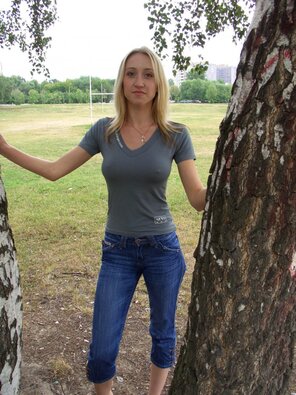 foto amatoriale blonde-amateur-russian-outdoor-boobs-naked-jeans-public-07-800x1067