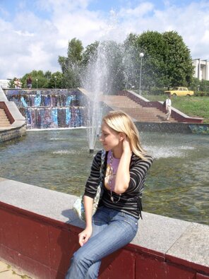 amateur photo blonde-amateur-russian-outdoor-boobs-naked-jeans-public-18-800x1067