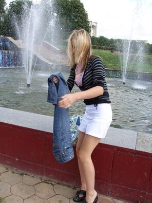 amateur photo blonde-amateur-russian-outdoor-boobs-naked-jeans-public-19-800x1067