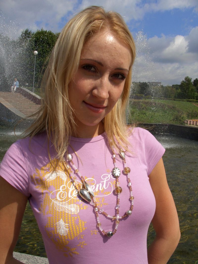 Russe Blonde Se Promène Blonde Amateur Russian Outdoor Boobs Naked Jeans Public 21 800x1067