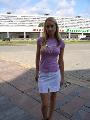 amateur photo blonde-amateur-russian-outdoor-boobs-naked-jeans-public-30-800x1067