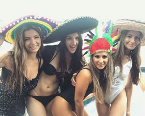 foto amadora Fun Bikini Friendship Hat 