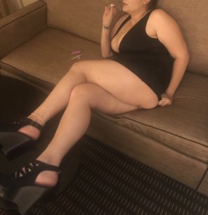 foto amateur [F] Smoking to get ready for a fun night out