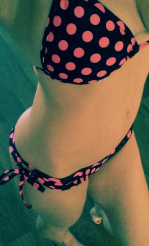 zdjęcie amatorskie Itty bitty pink polka dot bikini