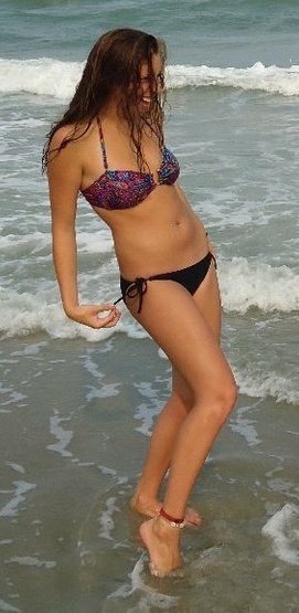 amateur pic Giggling on the beach