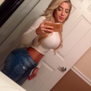 foto amateur White top and blue jeans