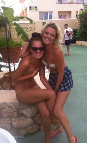 amateur-Foto More naked than her friend