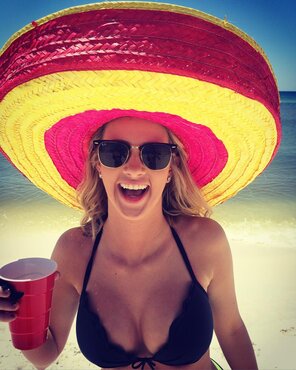 foto amadora Big beach hat, cracking cleavage