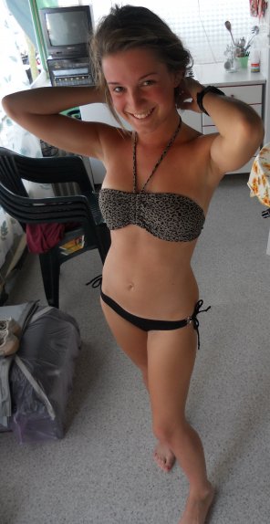 zdjęcie amatorskie Showing off her new bikini
