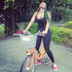 foto amatoriale DAMN, she LOVES to take the bike!