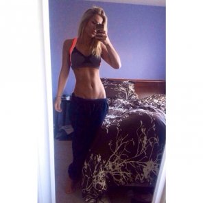 amateur pic Lynsey Saikaly showing off her bod.