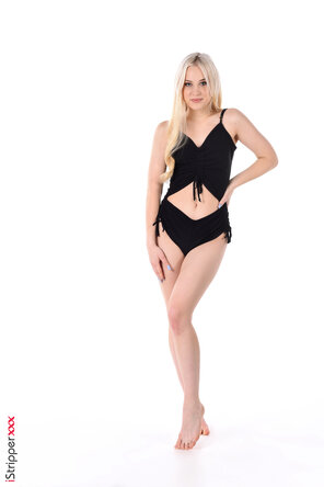 Bodacious Nikki Hill – Barefoot Hustle – 50 pics