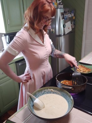 zdjęcie amatorskie My wife cooking me banana pancakes.