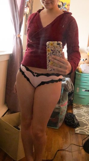 amateur pic [F][21] These are one of my favorite pairs.