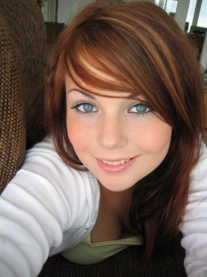 foto amadora Smiling redhead with grey eyes