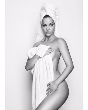 foto amadora Barbara Palvin in a towel