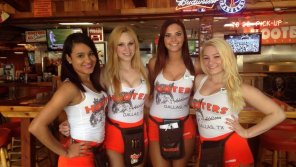 amateur pic Hooters girls.