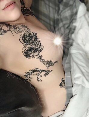 foto amadora Sideboob Sunday [f]t my tattoo artistâ€™s brilliance âœ¨ðŸ˜ðŸ’˜âœ¨