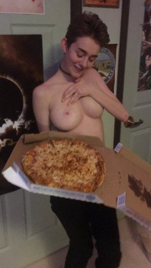 zdjęcie amatorskie Her Pizza Just Arrived [IMG]
