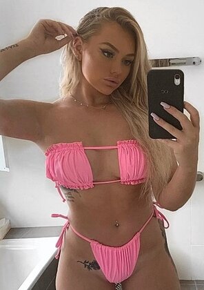 foto amadora Hot blonde in pink bikini