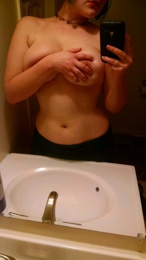 amateur pic not even the handbra can contain