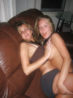 amateur-Foto Sleep over turns in to hot night