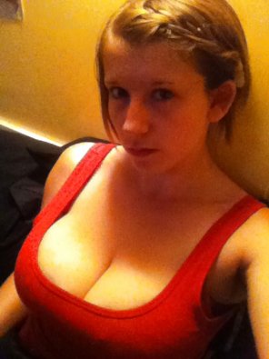 amateur pic Red tank top