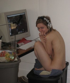 amateurfoto Embarrassed at the computer
