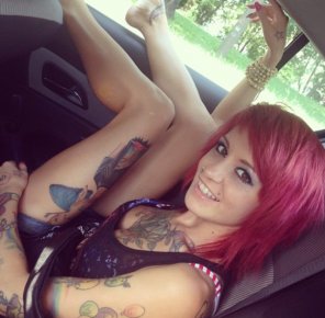 amateur pic Tattoed, neon haired hottie