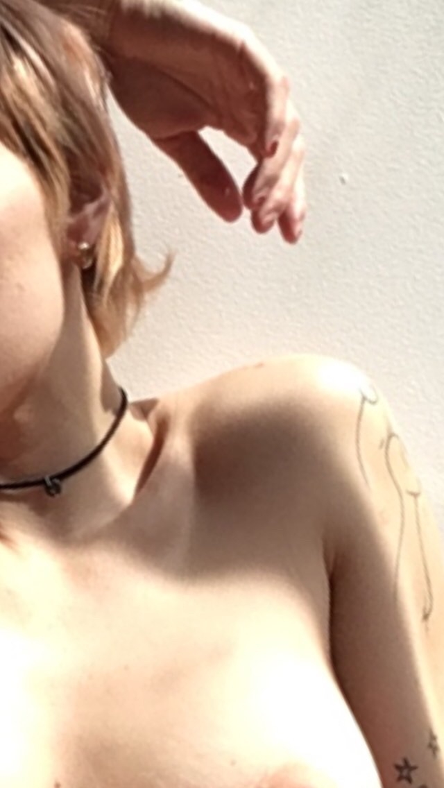 amateur photo 08FED288-30B7-409E-BCF2-F6C6A5D3A241