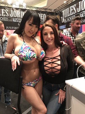 amateur pic Hitomi and Angela