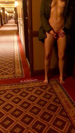 amateur-Foto What are hotels [F]or, if not to enjoy daring masturbation sessions in the hallway?