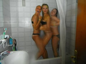 foto amatoriale Friends shower together. Good friends take pictures.