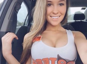 amateur pic Hooter Hottie