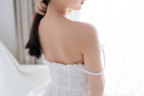 foto amatoriale KimemeOwO (木绵绵OwO) No. 5 - 白裙少女 (38)