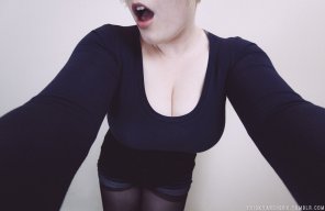 amateur-Foto My pale wi[f]e's cleavage