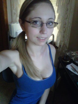 amateur-Foto Cutie in glasses and a ponytail