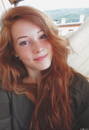 amateur photo Red hair & soft brown eyes