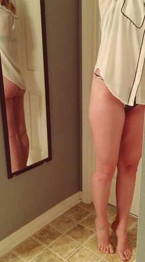 amateur pic Sheer top, ass in mirror.