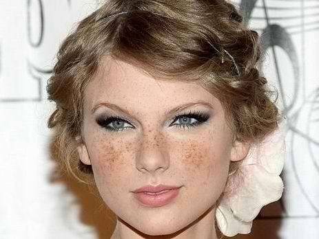 Taylor Swift, if she had freckles.