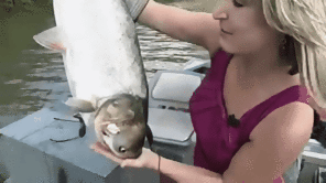 amateurfoto A wiggling fish scares this lady reporter into an embarrassing predicament 