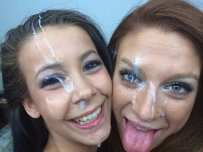 foto amatoriale Girls smiling for the camera with cum on their faces